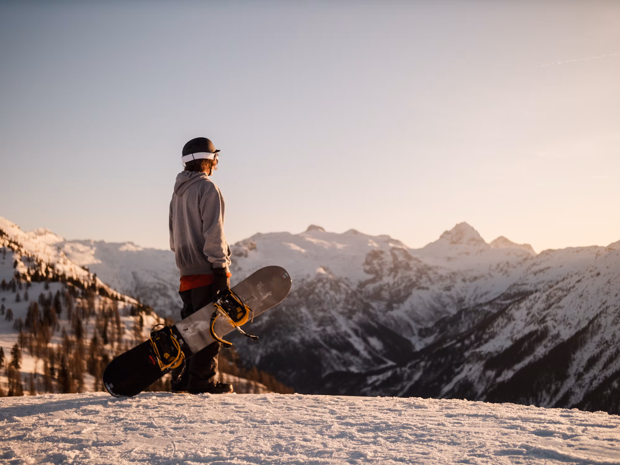 Exploring the Thrill of Snowboarding: A Guide to Techniques and Experiences